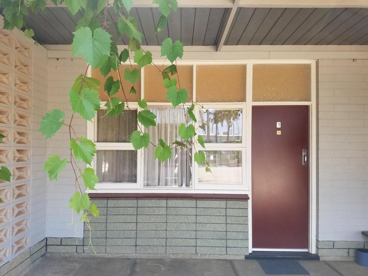 Glossop Motel Winkie Exterior photo
